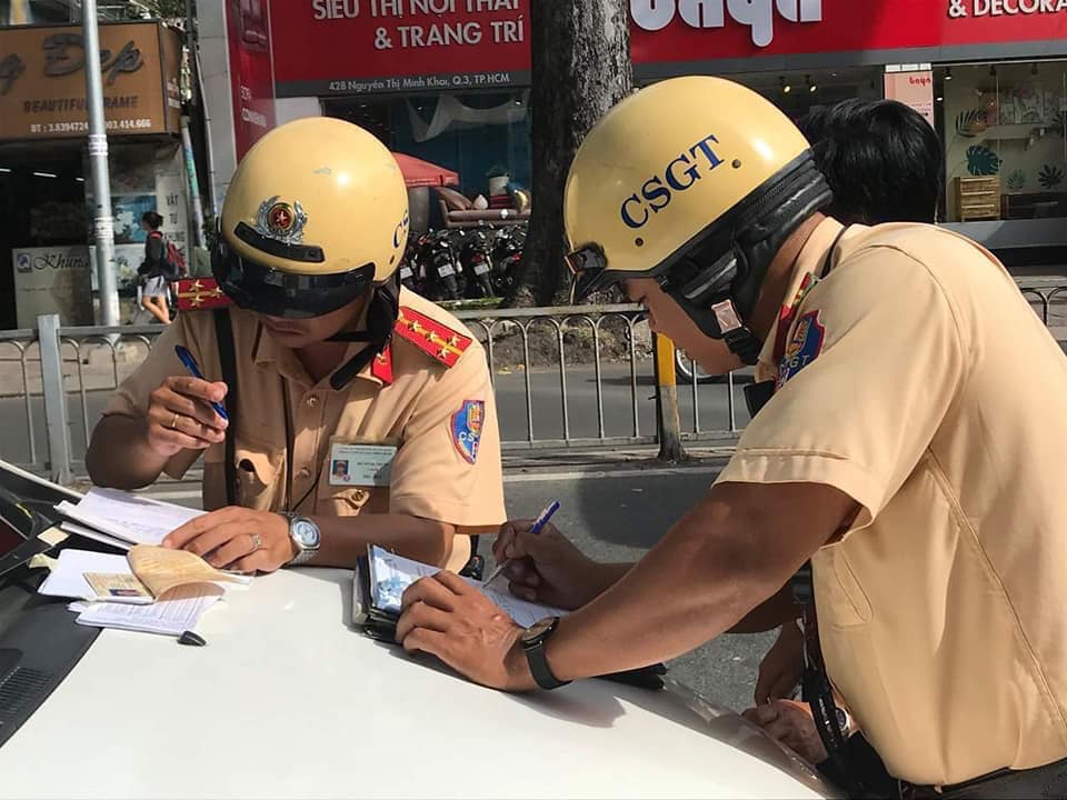 CSGT Đội Bến Thành, TP.HCM xử lý trường hợp vi phạm đầu tiên trong đợt ra quân trên đường Nguyễn Thị Minh Khai