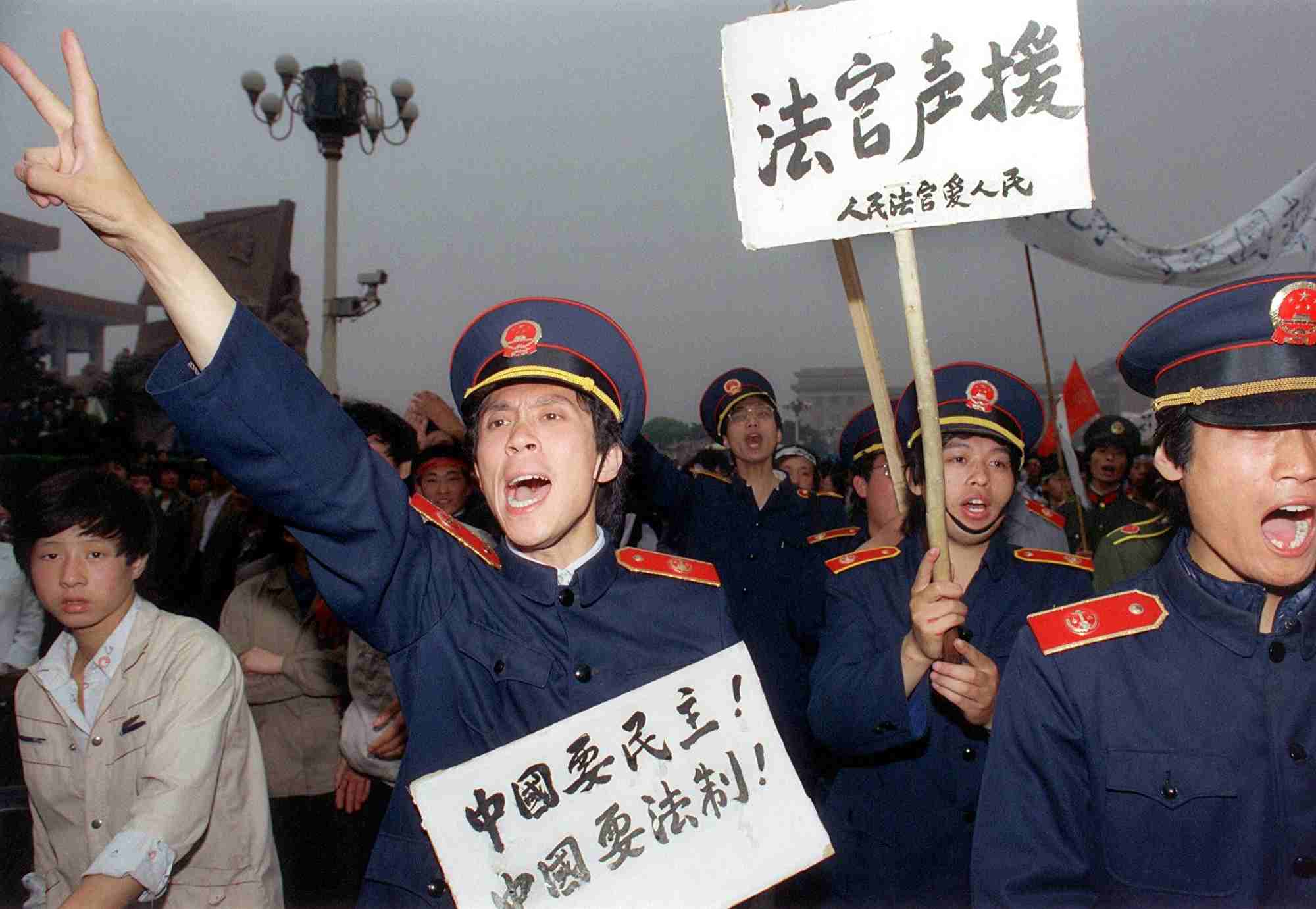 Các thẩm phán Bắc Kinh trong đồng phục tòa án gia nhập những người lao động biểu tình trên các đường phố Bắc Kinh vào ngày 18/5/1989, để ủng hộ cho những sinh viên tuyệt thực, đang tụ tập tại Quảng trường Thiên An Môn. (Catherine Henriette / AFP / Getty Images)
