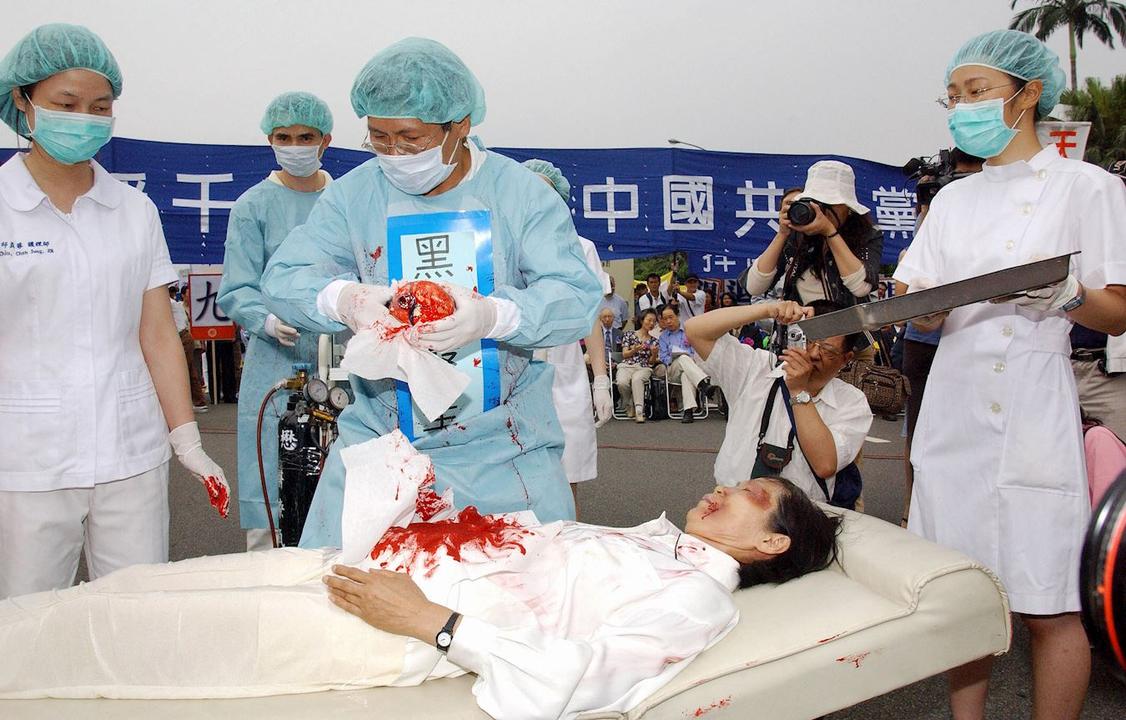 Các tình nguyện viên đang tái hiện cảnh mổ cướp nội tạng tại các bệnh viện ở Trung Quốc nhằm phơi bày sự thật ra cộng đồng quốc tế. (Ảnh qua Epoch Times)