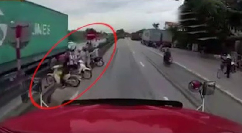 Chiếc xe tải né một người đi xe máy phía trước, rồi lao vào giải phân cách và tông thẳng vào những người đang đợi sang đường.