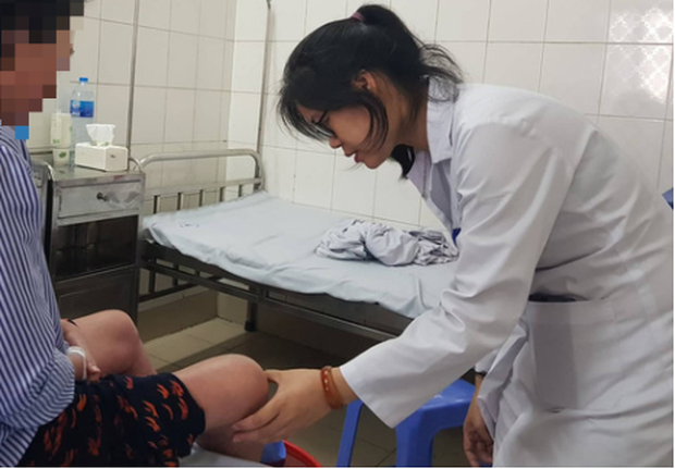 Bác sĩ Thùy thăm khám cho bệnh nhân tại Bệnh viện da liễu Trung Ương 