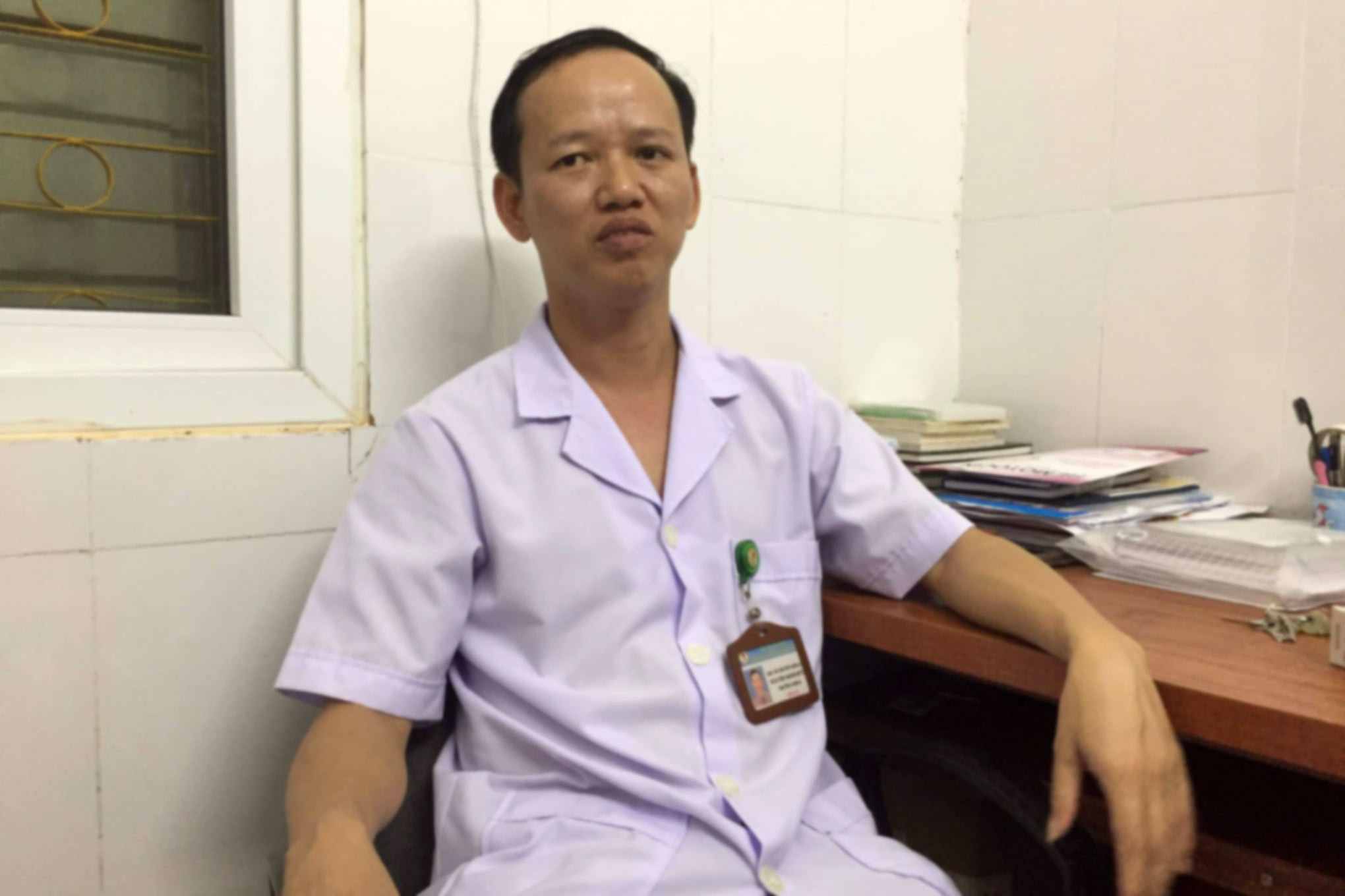 Bác sỹ Nguyễn Minh Đức, Trưởng khoa Sản BV ĐK Đức Thọ, người kéo đầu trẻ gây đứt cổ