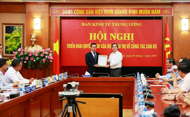 Ông Triệu Tài Vinh (bìa trái) thôi chức Bí thư Tỉnh ủy Hà Giang để giữ chức Phó trưởng ban Kinh tế trung ương