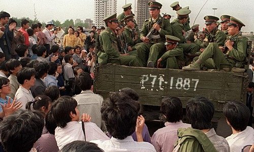 Những người biểu tình ủng hộ dân chủ bao quanh một chiếc xe tải chở binh sĩ Quân Giải phóng nhân dân trên đường đến Quảng trường Thiên An Môn ở Bắc Kinh vào ngày 20/5/1989. (Catherine Henriette / AFP / Getty Images)