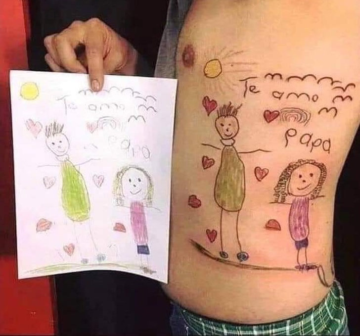Anh xăm bức vẽ này để tưởng nhớ con gái anh đã qua đời. Bức vẽ là món quà cuối cùng cô bé tặng cho anh trước khi xảy ra tai nạn. (Ảnh qua Bright Side)