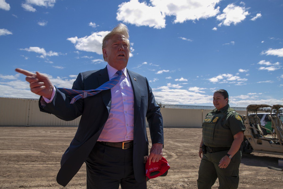 Tổng thống Donald Trump đến thăm bức tường biên giới giữa Mỹ và Mexico. (Ảnh: AP)
