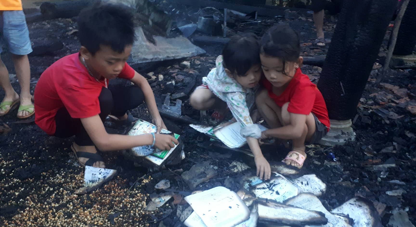 ách vở đồ dùng học tập của các con anh Hà bị đốt cháy, 3 đứa trẻ bới tro nhặt lại những trang sách cháy dở