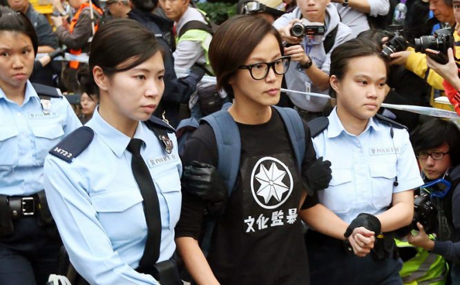 Ca sĩ, nhạc sĩ Denise Ho bị bắt tại Hồng Kông vì tham gia biểu tình cùng người dân. 