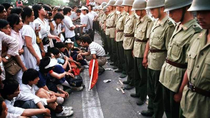 Người biểu tình ngồi trước mặt các binh lính canh gác ở đại lộ Chiangan hôm 1/6/1989