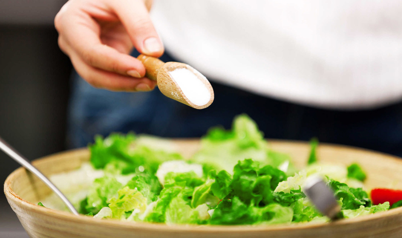 Hấp thụ thực phẩm chứa nhiều muối có thể mắc huyết áp cao, bệnh tim mạch và các nguy cơ tiềm ẩn khác.