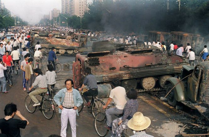 Cảnh hoan tàn sau vụ thảm sát tại quảng trường Thiên An Môn năm 1989. 