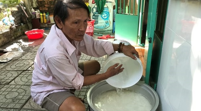  Cụ Huỳnh Văn Xuân, 71 tuổi đang nấu cơm từ thiện cho những người nghèo.
