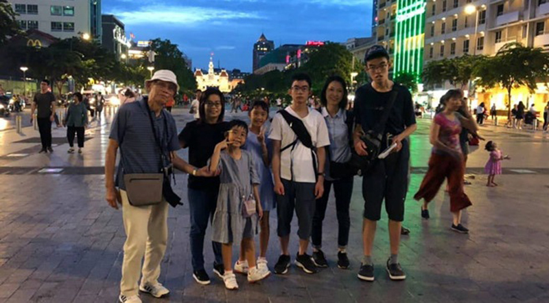 Cụ Oki (ngoài cùng, bên trái) chụp ảnh kỷ niệm cùng gia đình ở phố đi bộ Nguyễn Huệ.