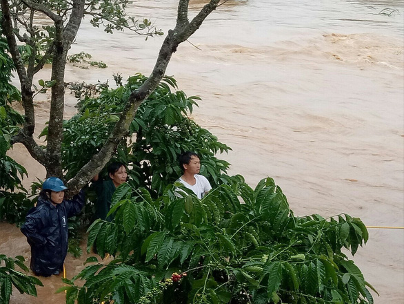 Cơ quan chức năng huyện Bù Đăng, tỉnh Bình Phước nỗ lực di dời người dân khỏi khu vực lũ lụt. (Ảnh qua tuoitre)