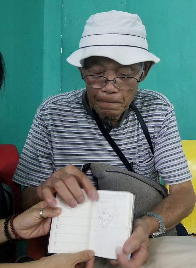 Cụ Oki cho PV Thanh Niên xem cuốn nhật ký du lịch, mỗi ngày cụ đều ghi lại hành trình và chi phí.