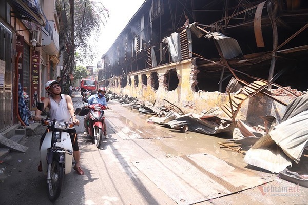 Sau vụ cháy, người dân được khuyến cáo đeo khẩu trang khi ra khỏi nhà. (Ảnh qua vietnamnet)