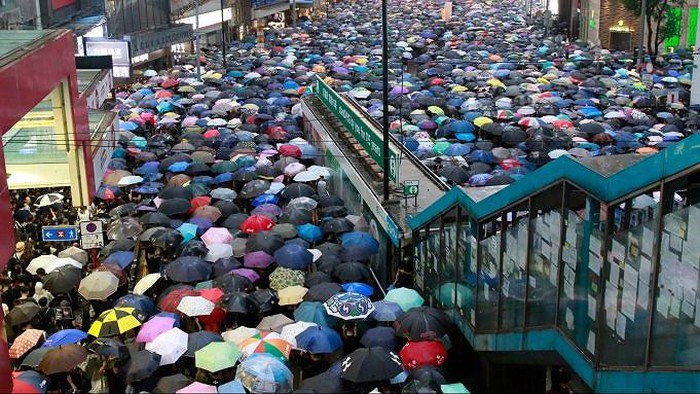 Khoảng 1,7 triệu người Hong Kong mang ô đi biểu tình hôm Chủ nhật. (Ảnh: Getty Images)