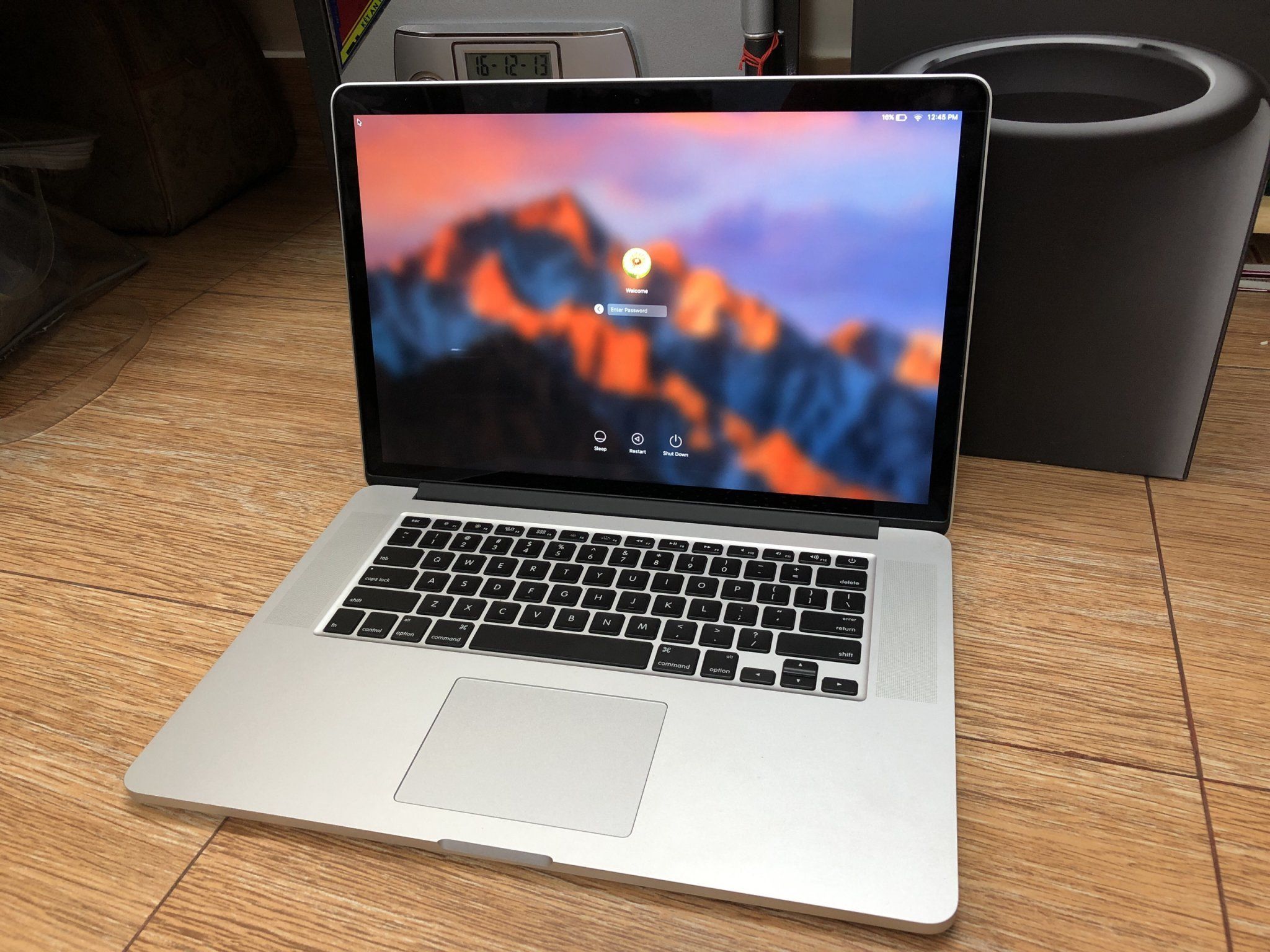 Macbook Pro 15inch bị phát hiện lỗi pin có thể gây cháy nổ.