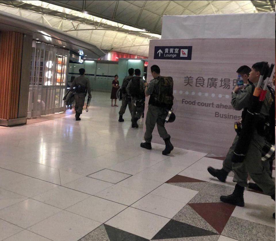 Hình ảnh cảnh sát từ Trung Quốc đổ bộ sang Hong Kong tối 12/8. (Ảnh: Facebook)