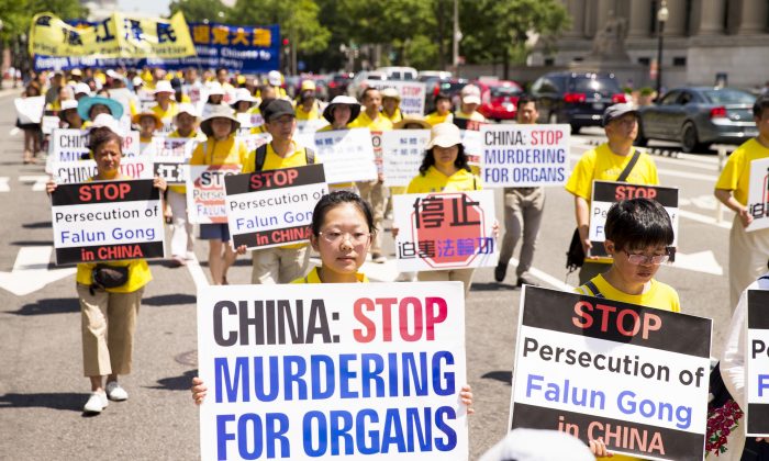 Các học viên Pháp Luân Công trên thế giới diễu hành yêu cầu Trung Quốc ngừng thu hoạch nội tạng của người tập Pháp Luân Công tại Trung Quốc. 