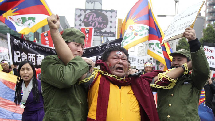 Lính Trung Quốc khống chế sư Tây Tạng. Đây là 1 hoạt cảnh trong cuộc biểu tình Tây Tạng tại Đài Loan (12/3/2011) nhân 52 năm Tây Tạng bị Trung Quốc chiếm.