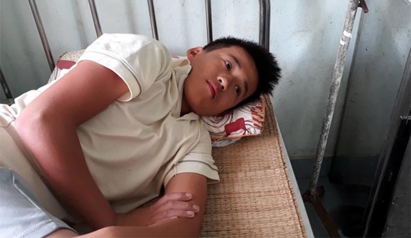 Trần Văn Cường (16 tuổi) bị sốt cao, đang được chăm sóc tại bệnh xá Bộ đội Biên phòng Quảng Trị. (Ảnh qua vietnamnet)