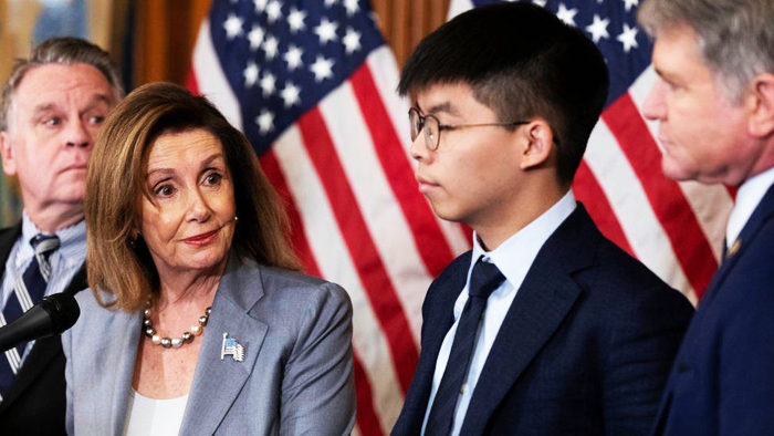 Chủ tịch Hạ viện Hoa Kỳ, bà Nancy Pelosi và nhà hoạt động dân chủ Hong Kong Joshua Wong tại Washington D.C 18/9/2019. 