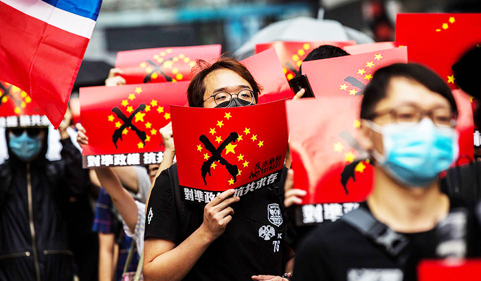 Nhiều người tuần hành Hồng Kông hôm Chủ Nhật (29/9) đã cầm 'cờ Chinazi', một phiên bản của lá cờ Trung Quốc được biếm họa. 