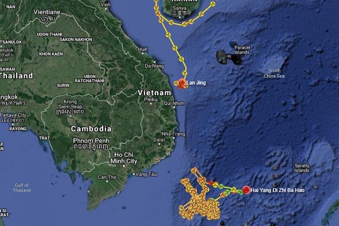 Tàu cần cẩu Lan Jing của Trung Quốc tiến sát bờ biển Việt Nam (Ảnh qua SCMP).