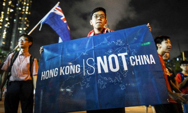 Người biểu tình Hồng Kông giương cao tấm bảng khẳng định "Hồng Kông không phải Trung Quốc".