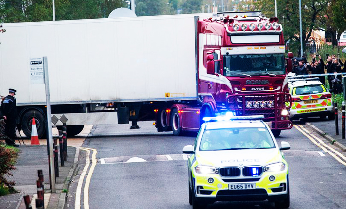Cảnh sát phong tỏa hiện trường xe container chứa 39 thi thể ở Khu công nghiệp Waterglade thuộc Grays, phía Đông London, Anh ngày 23/10/2019. 