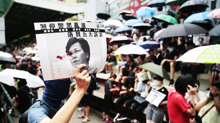 Trưởng Đặc khu Hồng Kông Lâm Trịnh Nguyệt Nga công bố “Luật Cấm che mặt” đã gây ra làn sóng phẫn nộ từ người biểu tình. 