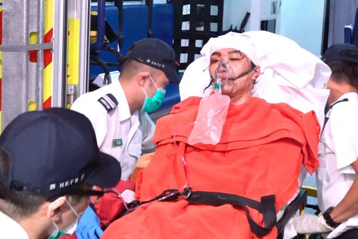 Sầm Tử Kiệt bị 4 – 5 người dùng ống tuýp sắt tấn công, hiện tại đã được đưa đến Bệnh viện Kwong Wah.