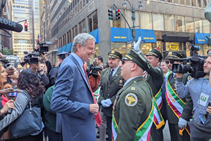 Thị trưởng thành phố New York Bill de Blasio bắt tay người dẫn đầu đoàn diễu hành. (Ảnh: Epoch Times)