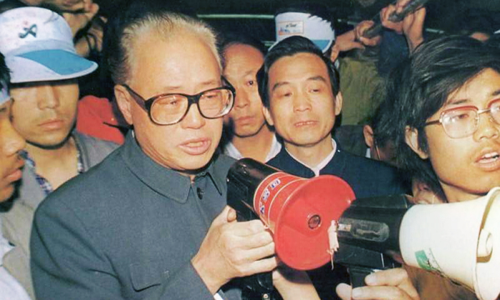 Tổng Bí thư Triệu Tử Dương cố gắng thuyết phục sinh viên ngừng tuyệt thực trong phong trào biểu tình của sinh viên năm 1989. 