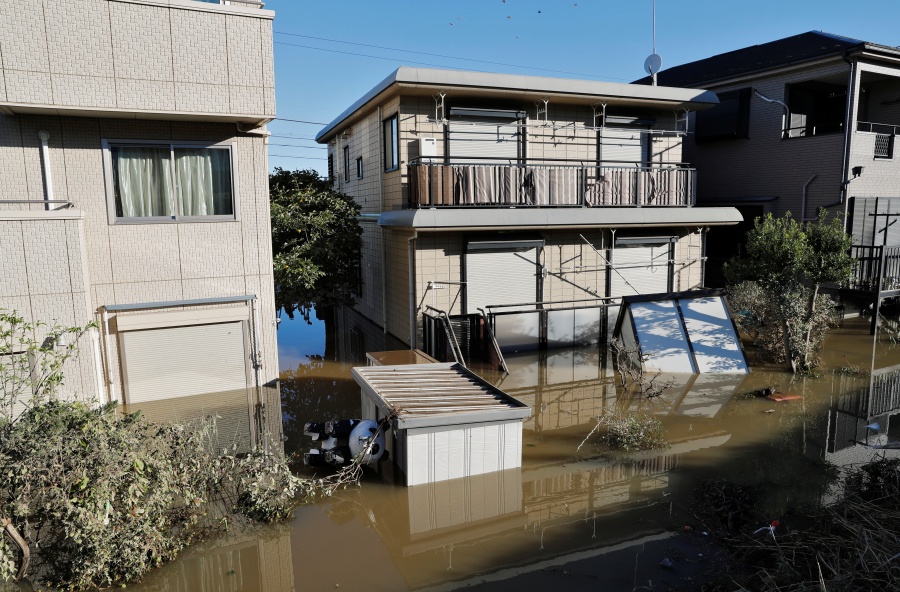 Một khu phố khác ở Kawasaki ngập đến tầng 2 các ngôi nhà nhưng cũng hoàn toàn không có bóng dáng của rác.  Ảnh: Reuters.
