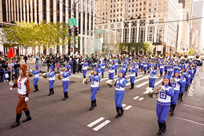 Thiên Quốc Nhạc Đoàn của các học viên Pháp Luân Công đã góp mặt đông đảo trong cuộc diễu hành ngày Columbus ở New York. (Ảnh: Epoch Times)