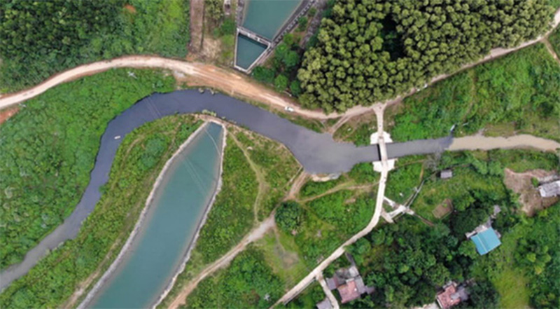 Nguồn nước ô nhiễm màu đen chảy vào nguồn cấp nước cho Công ty nước sạch Sông Đà. (Ảnh qua tuoitre)