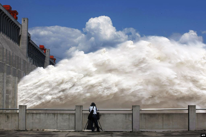 Nước lũ được xả ra từ đập Tam Hiệp, công trình thủy điện khổng lồ trên sông Dương Tử, tại thành phố Nghi Xương, tỉnh Hồ Bắc của Trung Quốc