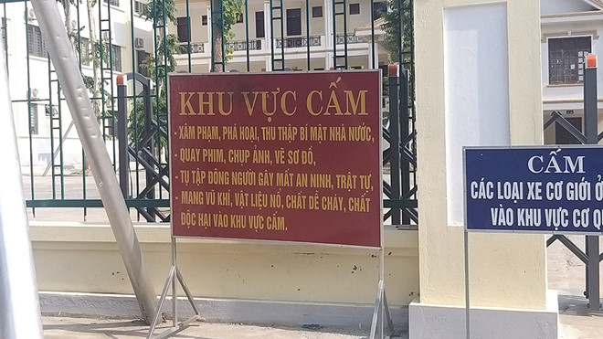 Biển cấm quay phim, chụp ảnh tại trụ sở UBND huyện Tương Dương.