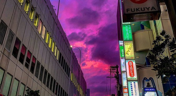 Bầu trời phía đông Nhật Bản chuyển màu tím vào tối 11-10