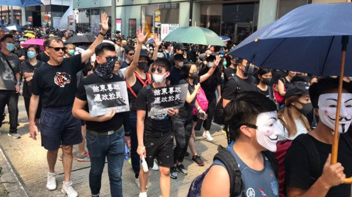 Chiều ngày 5/10, người Hồng Kông tiếp tục tổ chức diễu hành để phản đối Luật Cấm che mặt mà chính phủ Hồng Kông công bố hôm 4/10. 