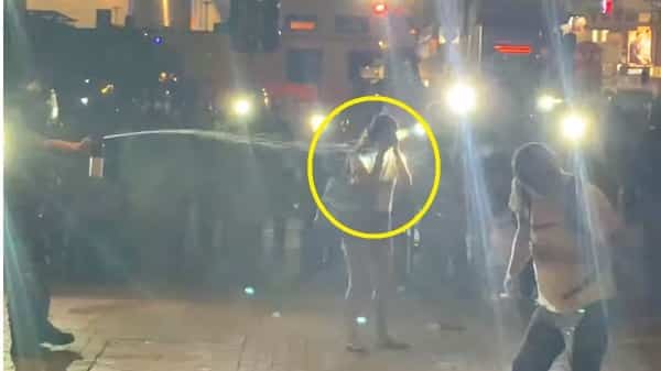 Cảnh sát Hồng Kông xịt nước tiêu cay vào cô gái đi qua đường để mua vui