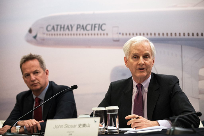 John Slosar, bìa phải, chủ tịch của Cathay Pacific Airways, và Rupert Hogg, cựu giám đốc của hãng hàng không này, trong một cuộc họp báo