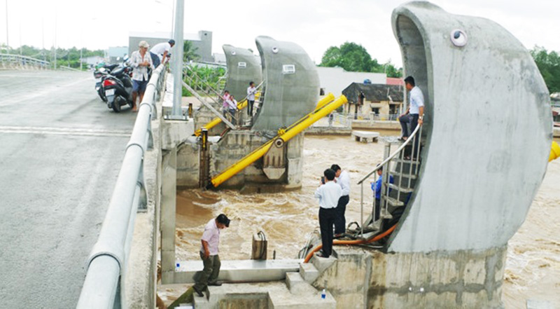 Các cơ quan chức năng tiến hành thử nghiệm công trình cống chống nhập trên tuyến kênh 30 tháng 4.