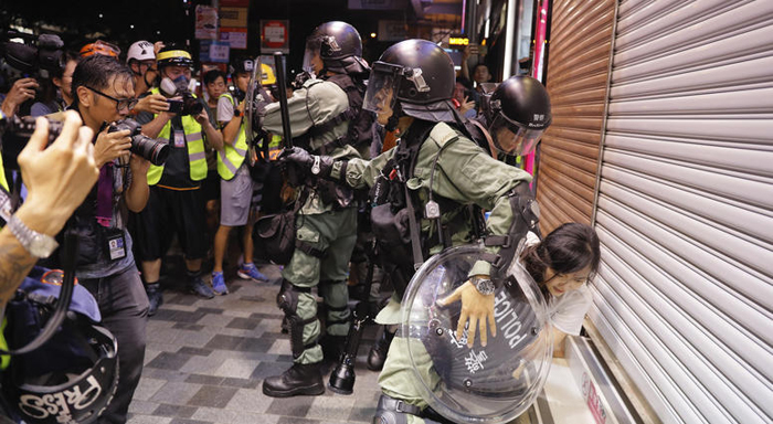 Cảnh sát Hồng Kông liên tiếp lạm dụng bạo lực để trấn áp người biểu tình phản đối Dự luật dẫn độ.