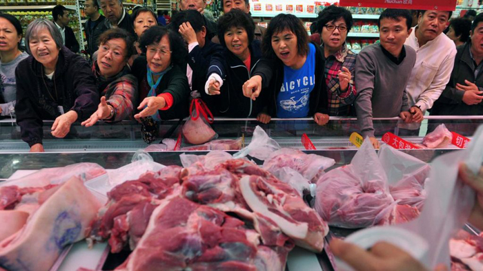 Đầu tháng 8 năm nay, giá thịt lợn ở nhiều nơi tại Trugn Quốc đã tăng hơn 50% so với cùng kỳ năm ngoái, nhiều nơi xuất hiện hiện tượng tranh giành nhau mua thịt. 