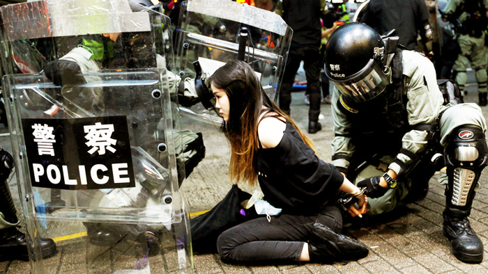 Một người biểu tình Hồng Kông bị bắt hôm 6/10. 