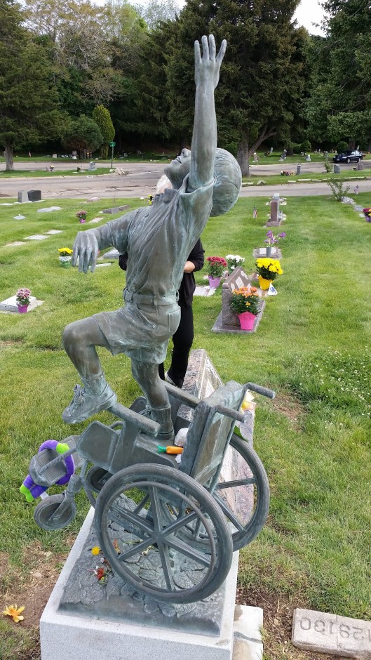 Đau lòng trước sự ra đi của con, người bố tạc một bức tượng trên bia mộ để tưởng nhớ