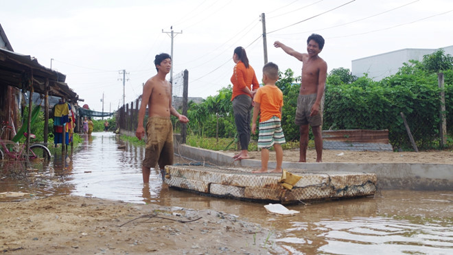  Nước ngập sâu, người dân phải kết phao để trẻ em đi lại.